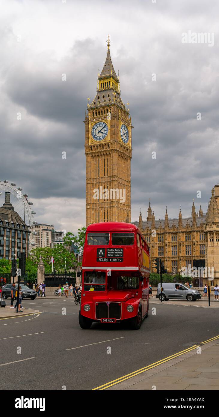Incredibile paesaggio urbano londinese che include il Big Ben, casa del parlamento del governo. L'autobus rosso THI iconiq ols sta girando in primo piano Foto Stock