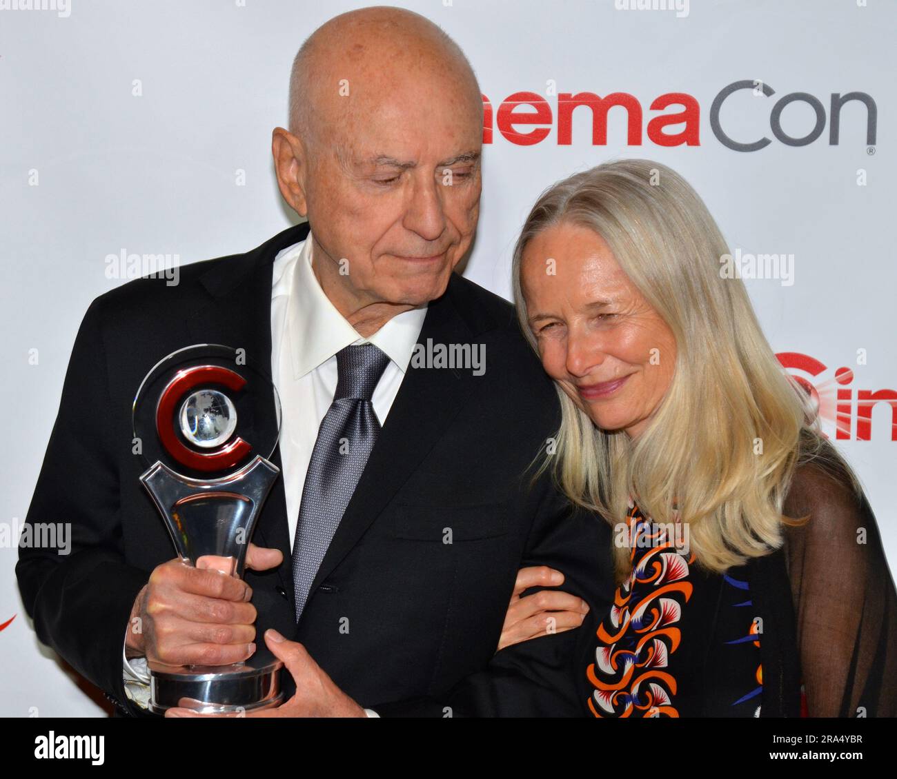 LAS VEGAS NV - 23 aprile: (è sotto embargo fino al 26 aprile 2015) - Alan Arkin, Suzanne Wewlander Arkin al 2015 CinemaCon - Twentieth Century Fox Presentazione al Caesars Palace Resort and Casino on April 23, 2015 a Las Vegas, Nevada Persone: Alan Arkin, Suzanne Wewlander Arkin Foto Stock