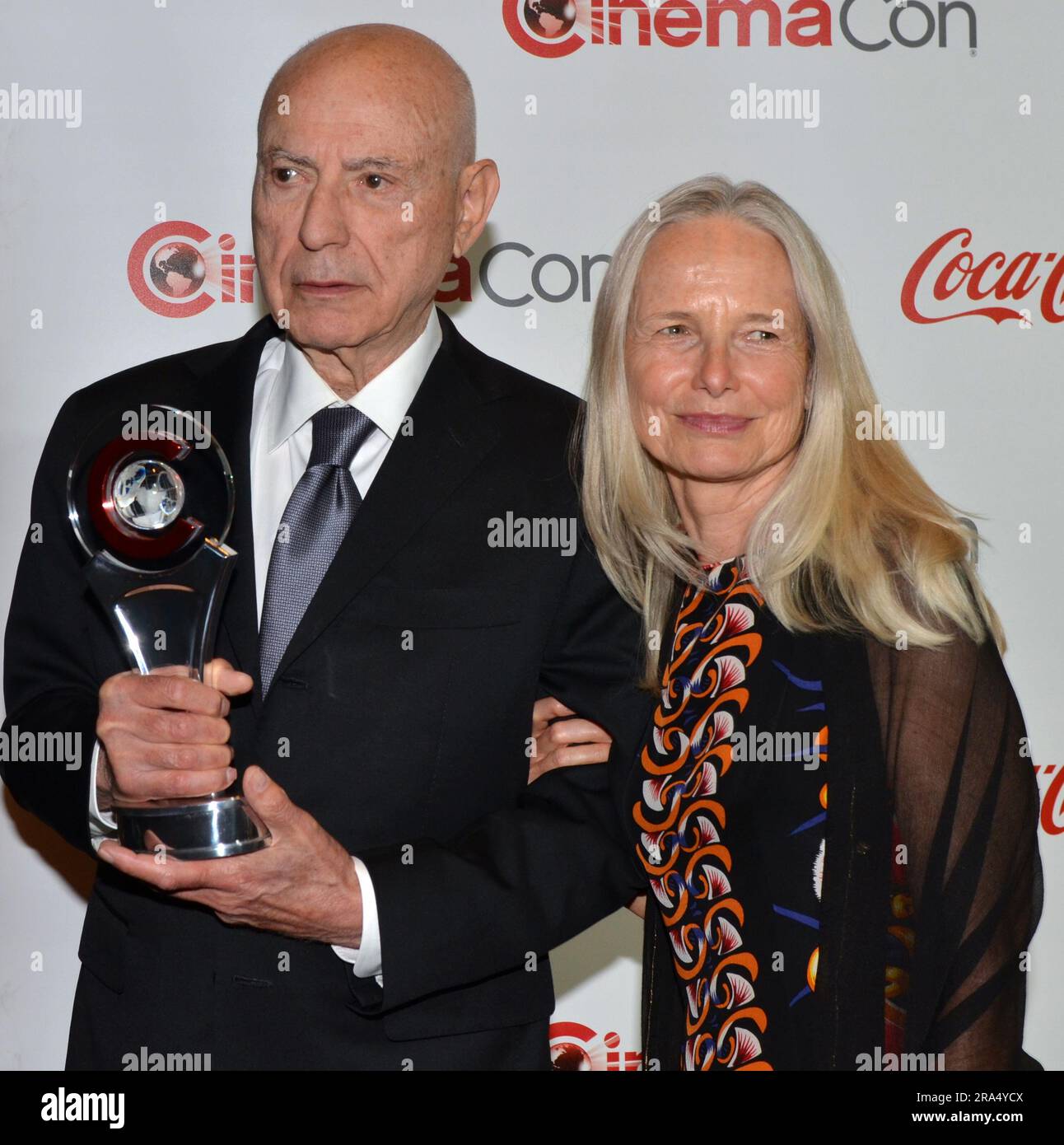 LAS VEGAS NV - 23 aprile: (è sotto embargo fino al 26 aprile 2015) - Alan Arkin, Suzanne Wewlander Arkin al 2015 CinemaCon - Twentieth Century Fox Presentazione al Caesars Palace Resort and Casino on April 23, 2015 a Las Vegas, Nevada Persone: Alan Arkin, Suzanne Wewlander Arkin Foto Stock