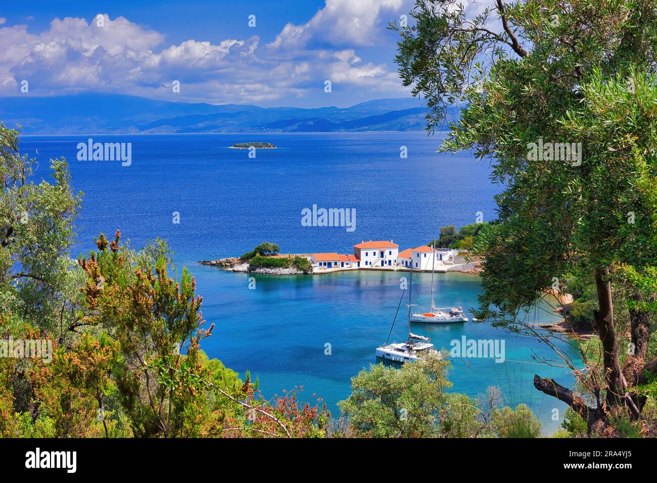 Tzasteni è un piccolo borgo pittoresco e una bellissima baia vicino alla città di Volos, Pilio meridionale, Magnessia, Tessaglia, Grecia. Rilassante vista mare da Jasteni Foto Stock