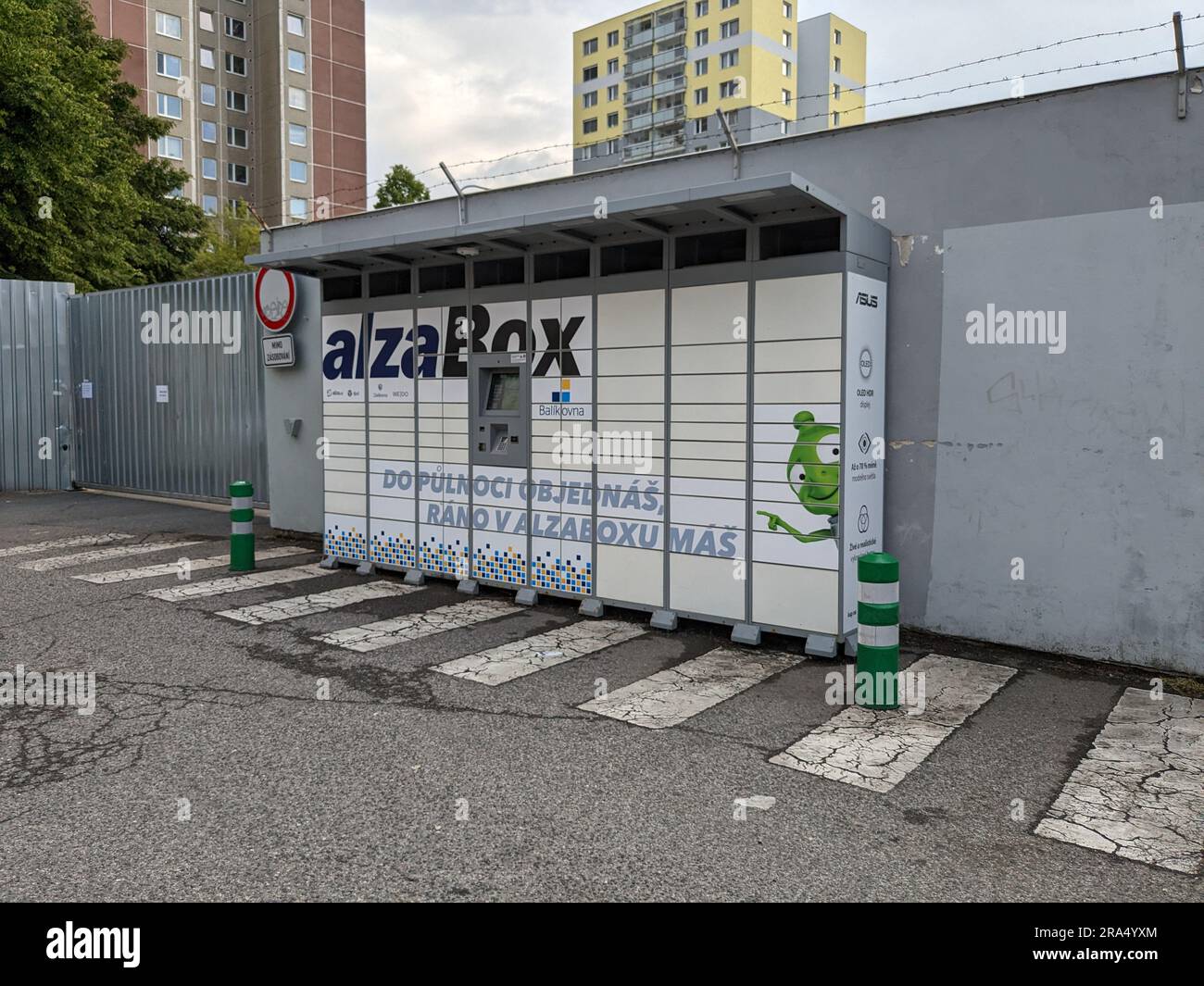 Alza Box-AlzaBox-logistica per pacchi per i clienti che si trovano all'esterno del centro commerciale, scatola di consegna dell'e-shop dell'azienda di vendita al dettaglio di alza, società di consegna Foto Stock