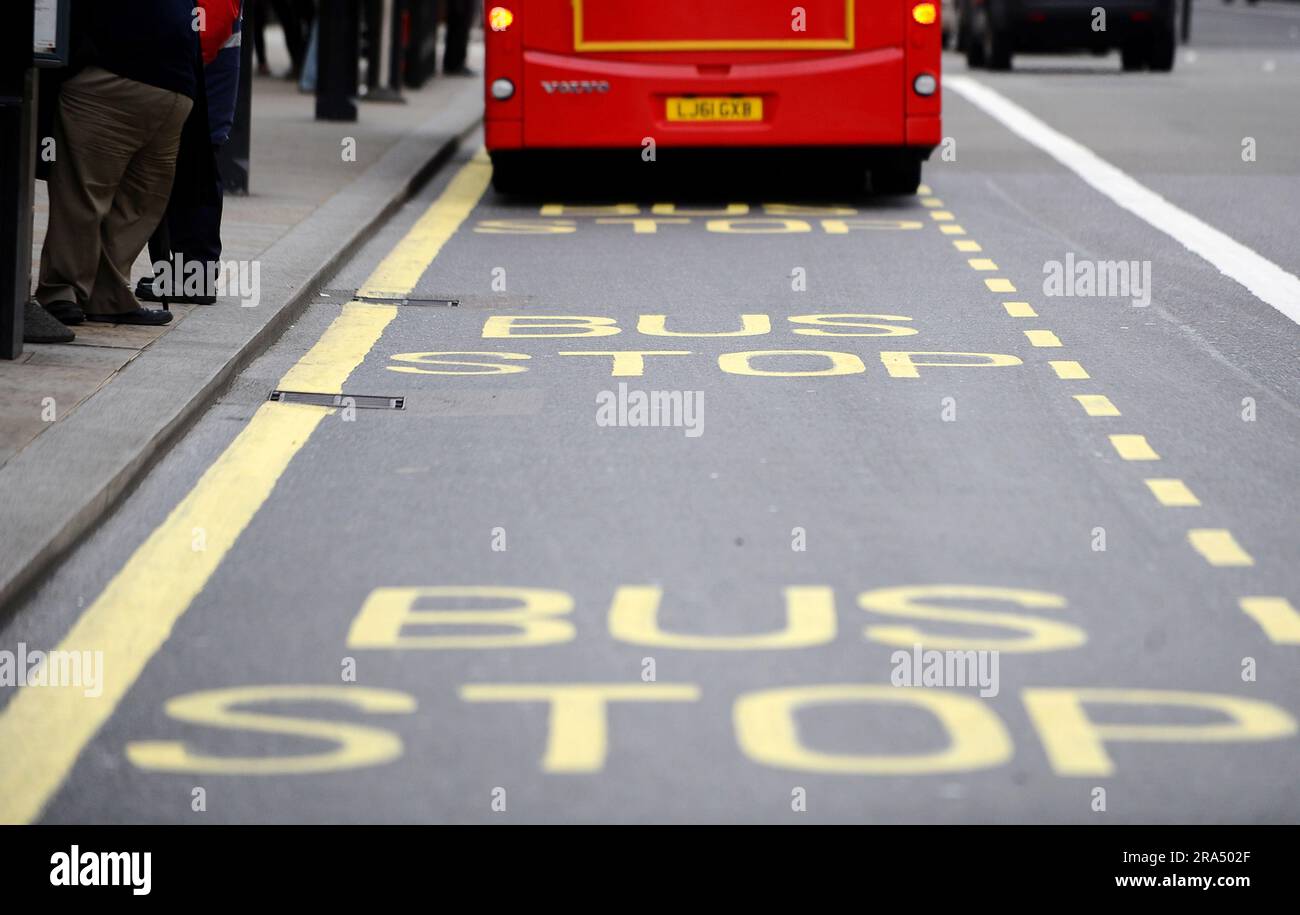 Foto del file datata 12/04/12 di un autobus a una fermata. Secondo una nuova analisi, i consigli inglesi sono stati colpiti da un disegno di legge annuale "completamente insostenibile" di oltre 450 milioni di sterline per sostenere lo schema dei pass gratuiti per gli autobus. La Local Government Association (LGA), che ha calcolato la cifra, ha avvertito che il costo sta mettendo a rischio i servizi. Data foto: Sabato 1 luglio 2023. Foto Stock