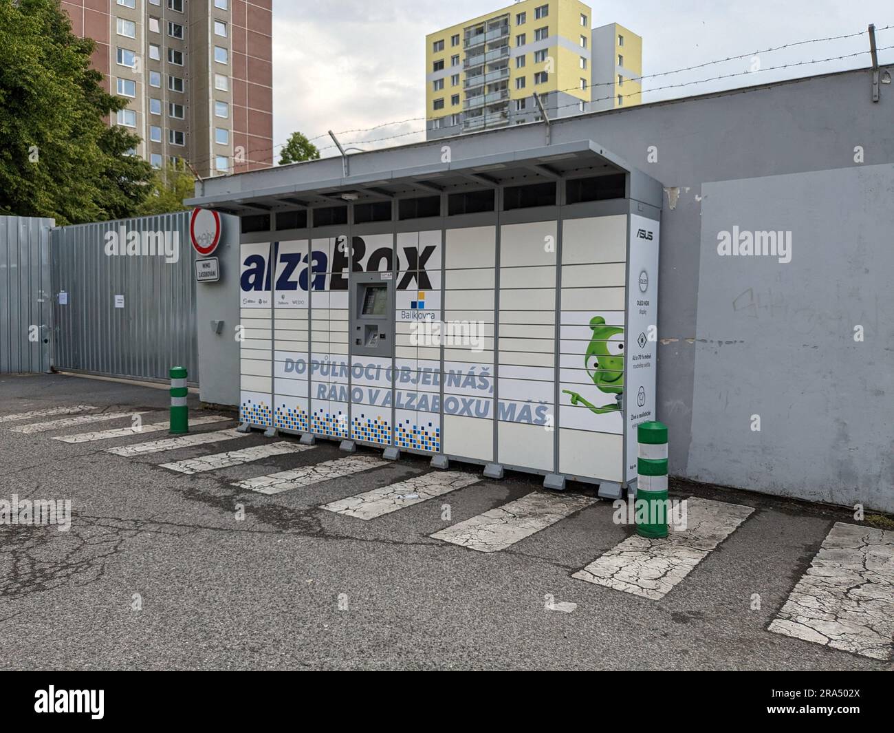 Alza Box-AlzaBox-logistica per pacchi per i clienti che si trovano all'esterno del centro commerciale, scatola di consegna dell'e-shop dell'azienda di vendita al dettaglio di alza, società di consegna Foto Stock