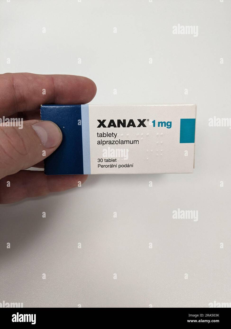 Pillole di Xanax con principio attivo Alprazolam, farmaci ansiolitici  anti-depressivi terapia, è popolare droga da abuso e ha valore di strada  Pfizer Foto stock - Alamy