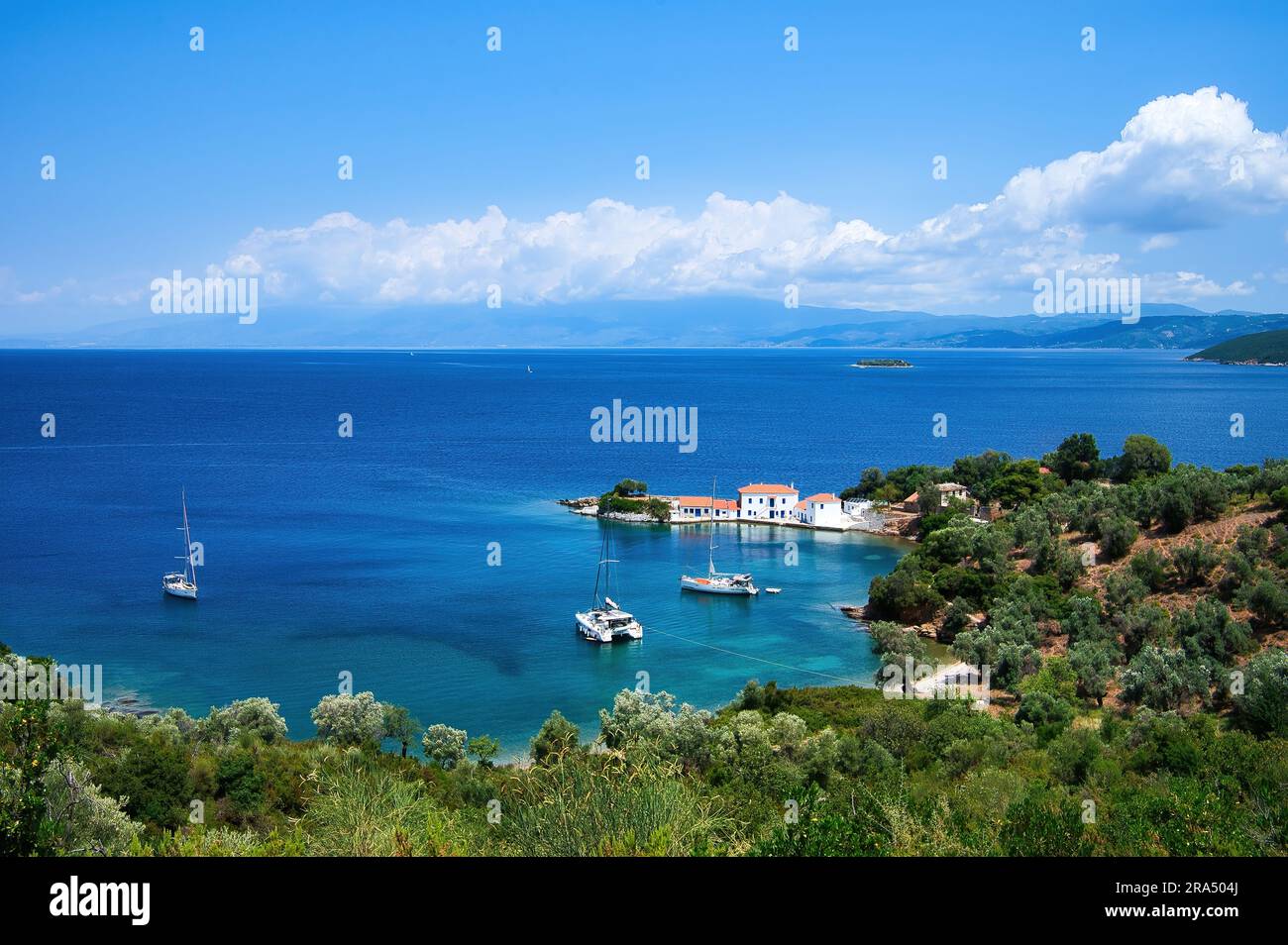 Tzasteni è un piccolo borgo pittoresco e una bellissima baia vicino alla città di Volos, Pilio meridionale, Magnessia, Tessaglia, Grecia. Rilassante vista mare da Jasteni Foto Stock