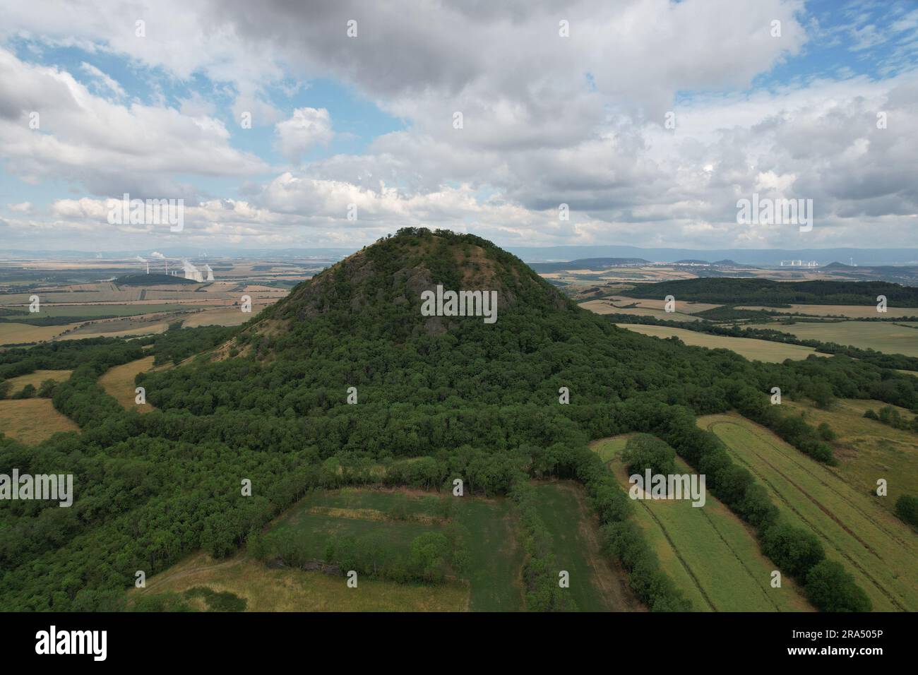 Catena montuosa di Ceske Stredohori: Altopiani della Boemia centrale o altopiani della Boemia centrale e paesaggio protetto, panorama aereo panoramico, vista delle montagne, Mila Foto Stock