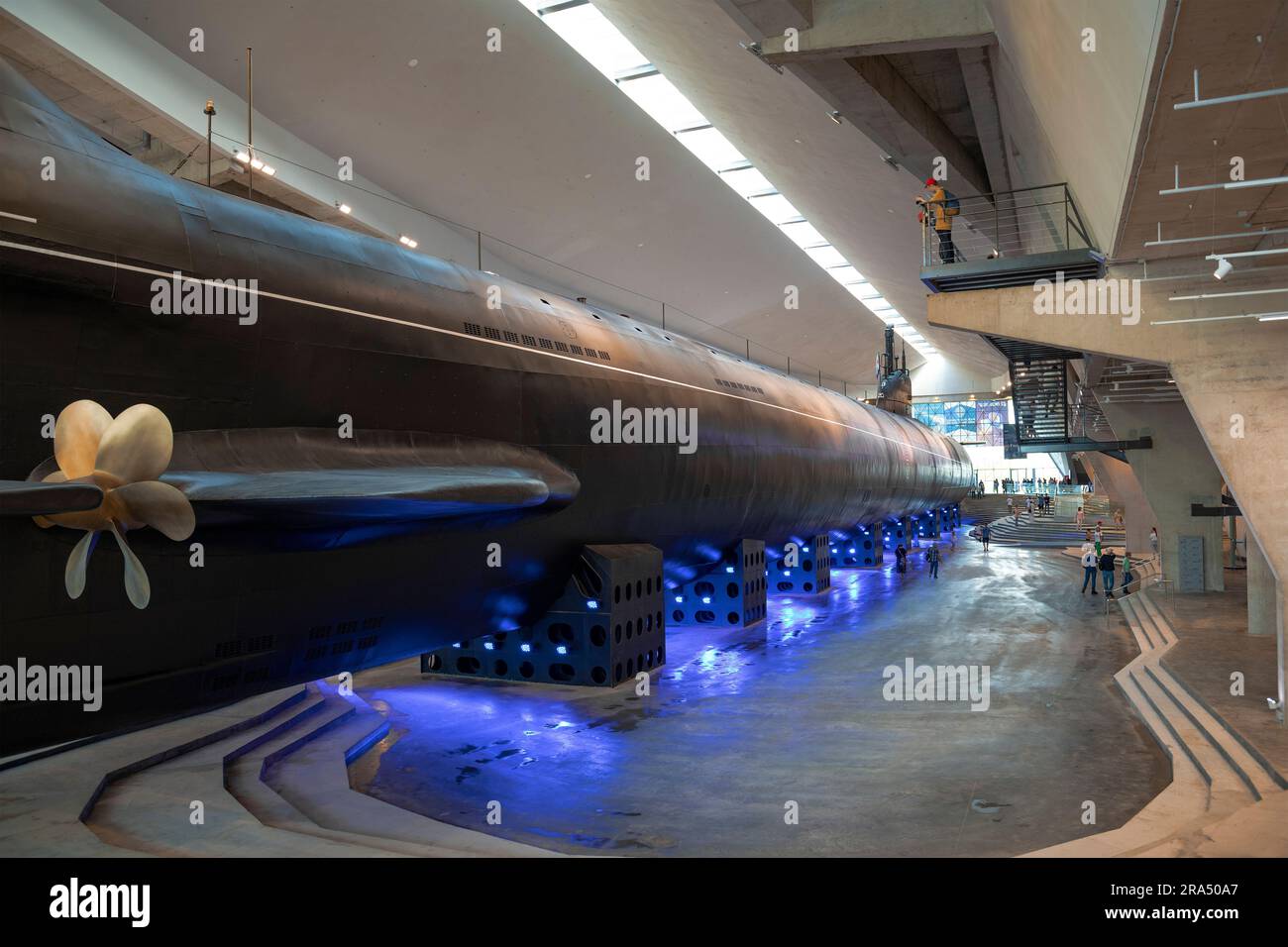 KRONSHTADT, RUSSIA - 24 GIUGNO 2023: Sottomarino atomico K-3 "Leninsky Komsomol" nell'edificio del Museo della Gloria Navale Foto Stock