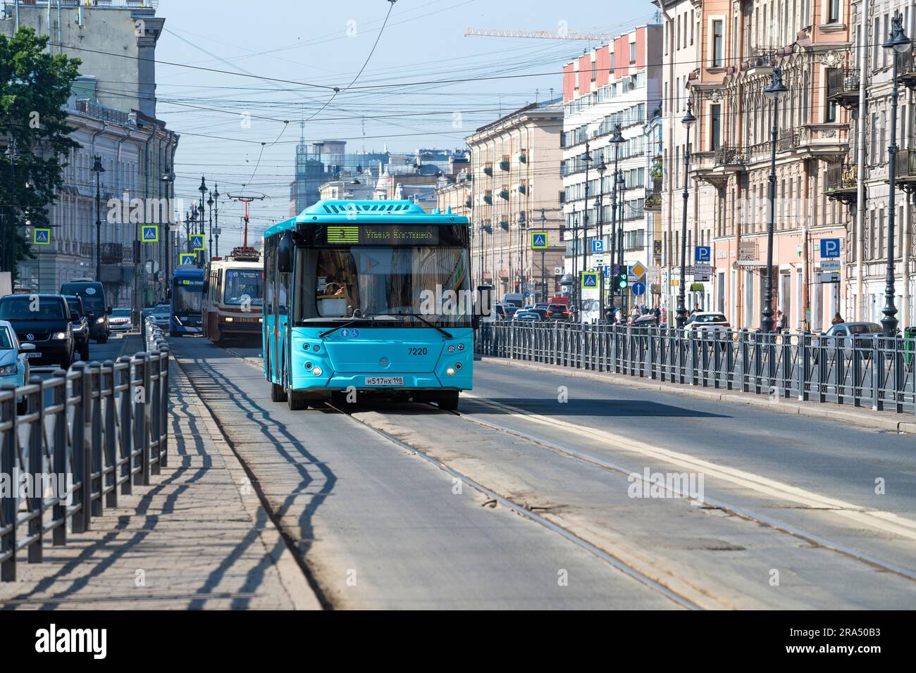 SAN PIETROBURGO, RUSSIA - 27 GIUGNO 2023: Il trasporto pubblico urbano si sposta lungo la corsia dedicata di Ligovsky Prospekt in una soleggiata giornata di giugno Foto Stock