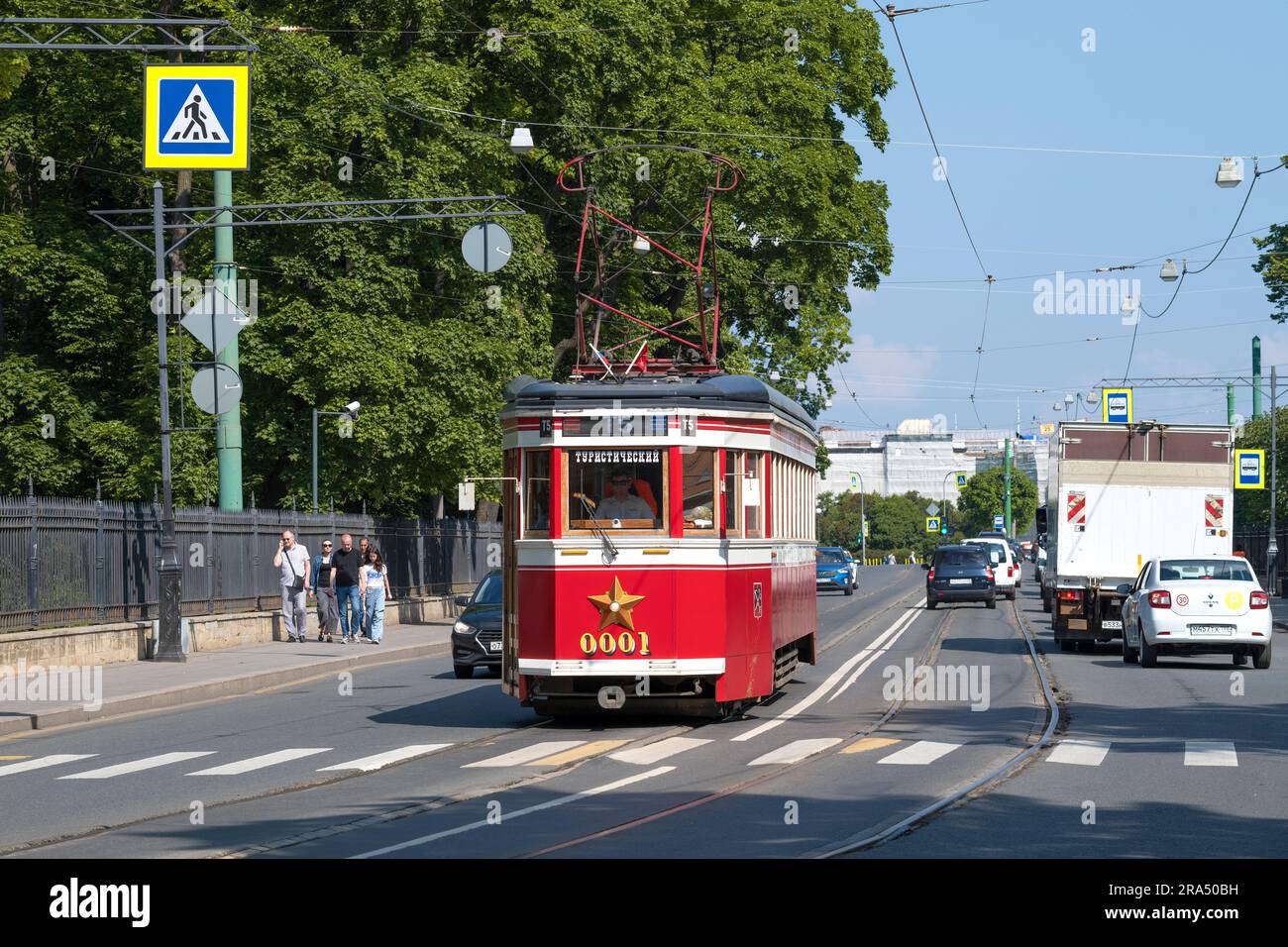 SAN PIETROBURGO, RUSSIA - 27 GIUGNO 2023: Tram turistico retrò della LM-33 (replica) sulla via Sadovaya in un soleggiato giorno di giugno Foto Stock
