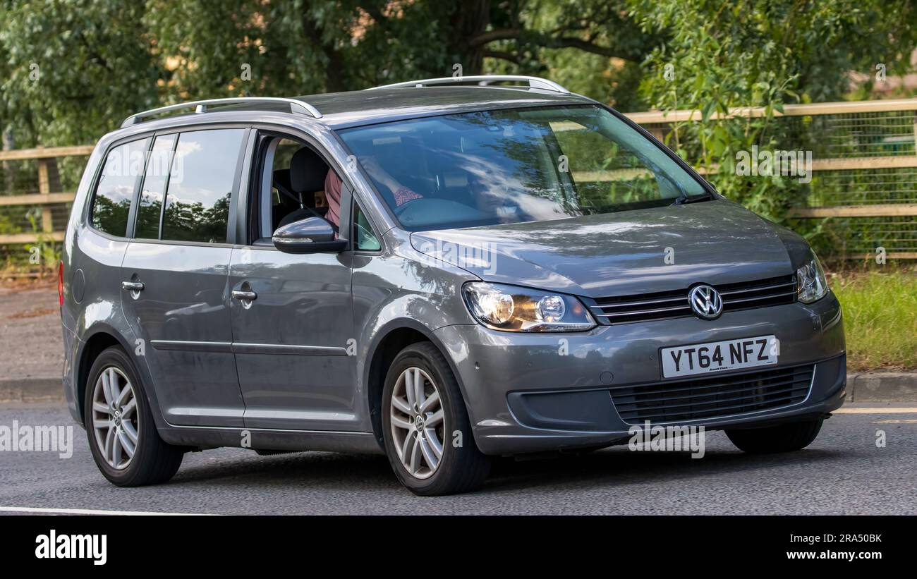 Milton Keynes, Regno Unito - 29 giugno 2023. 2014, VOLKSWAGEN TOURAN che viaggia su una strada di campagna inglese Foto Stock