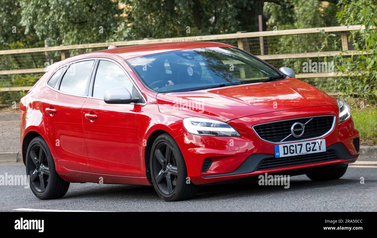 Milton Keynes, Regno Unito - 29 giugno 2023. 2017, rossa, VOLVO V40 che viaggia su una strada di campagna inglese Foto Stock