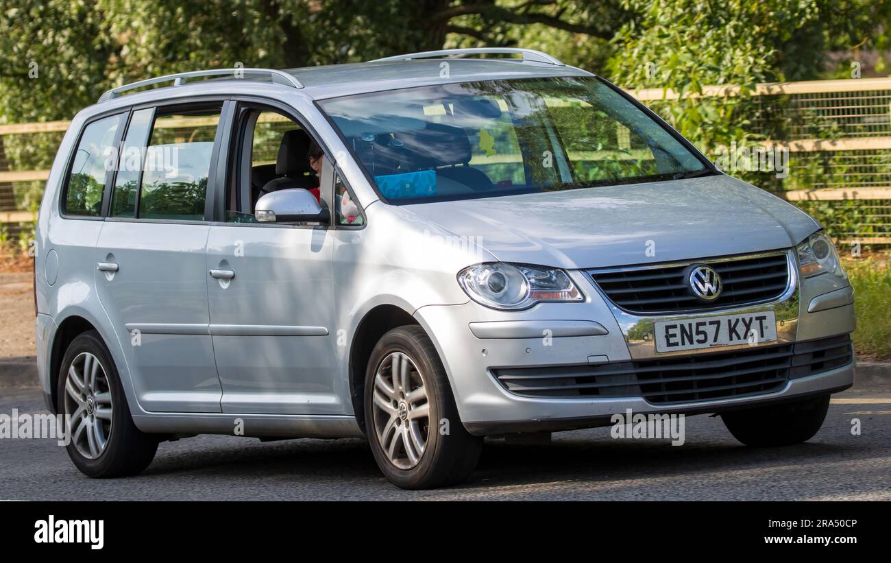 Milton Keynes, Regno Unito - 29 giugno 2023. 2007 auto VOLKSWAGEN TOURAN che viaggia su una strada di campagna inglese Foto Stock