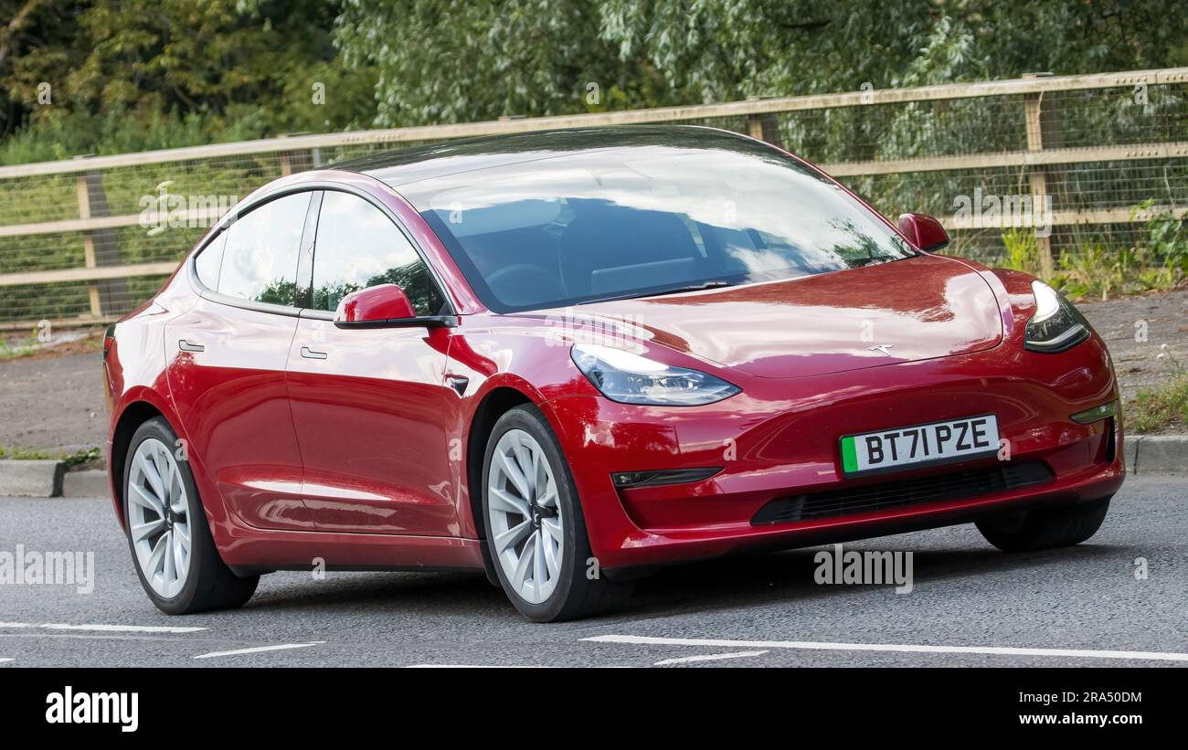 Milton Keynes, Regno Unito - 29 giugno 2023. 2021 Red TESLA MODEL 3 LONG RANGE AWD che viaggia su una strada di campagna inglese Foto Stock