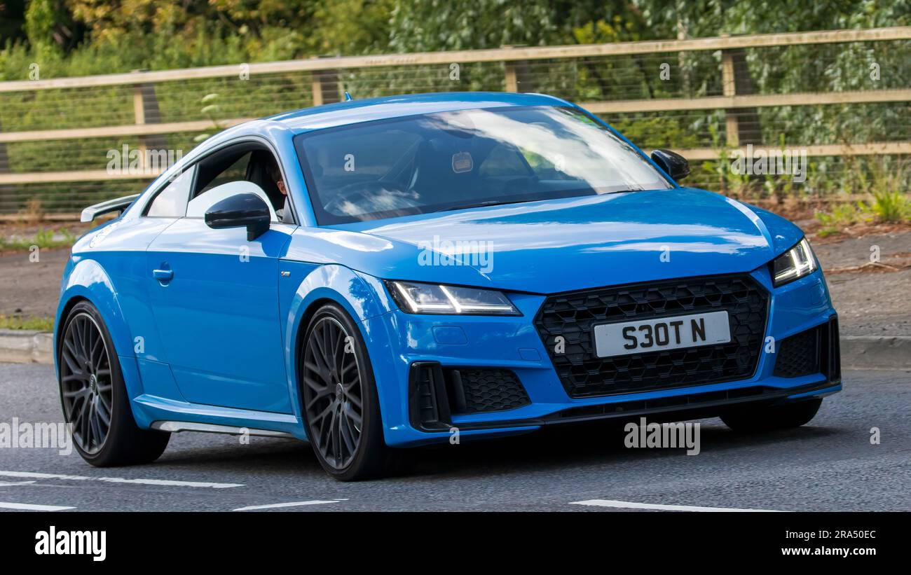 Milton Keynes, Regno Unito - 24 giugno 2023. 2021 AUDI TT car blu che viaggia su una strada di campagna inglese Foto Stock