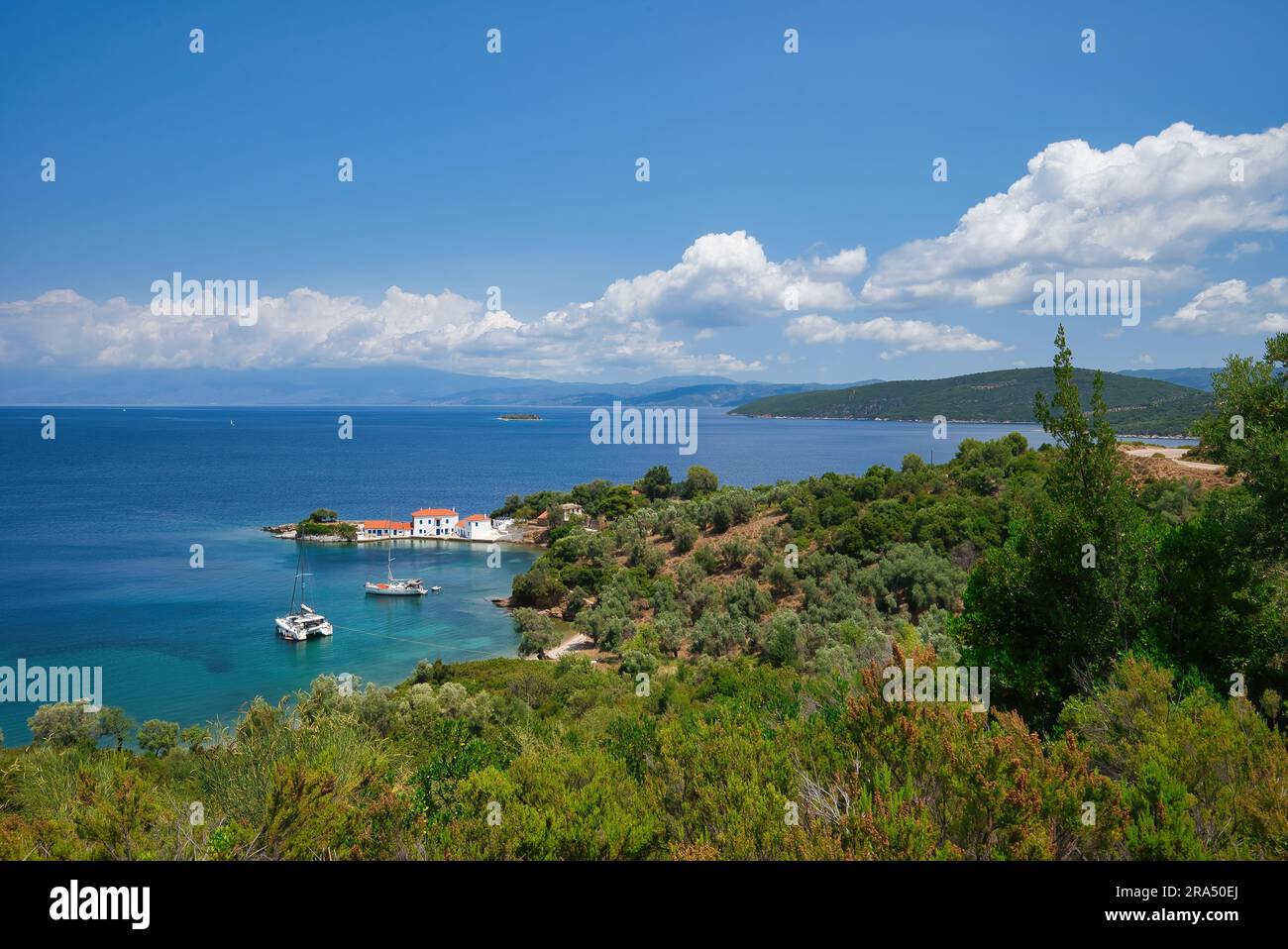 Tzasteni è un piccolo borgo pittoresco e una bellissima baia vicino alla città di Volos, Pilio meridionale, Magnessia, Tessaglia, Grecia. Rilassante vista mare da Jasteni Foto Stock