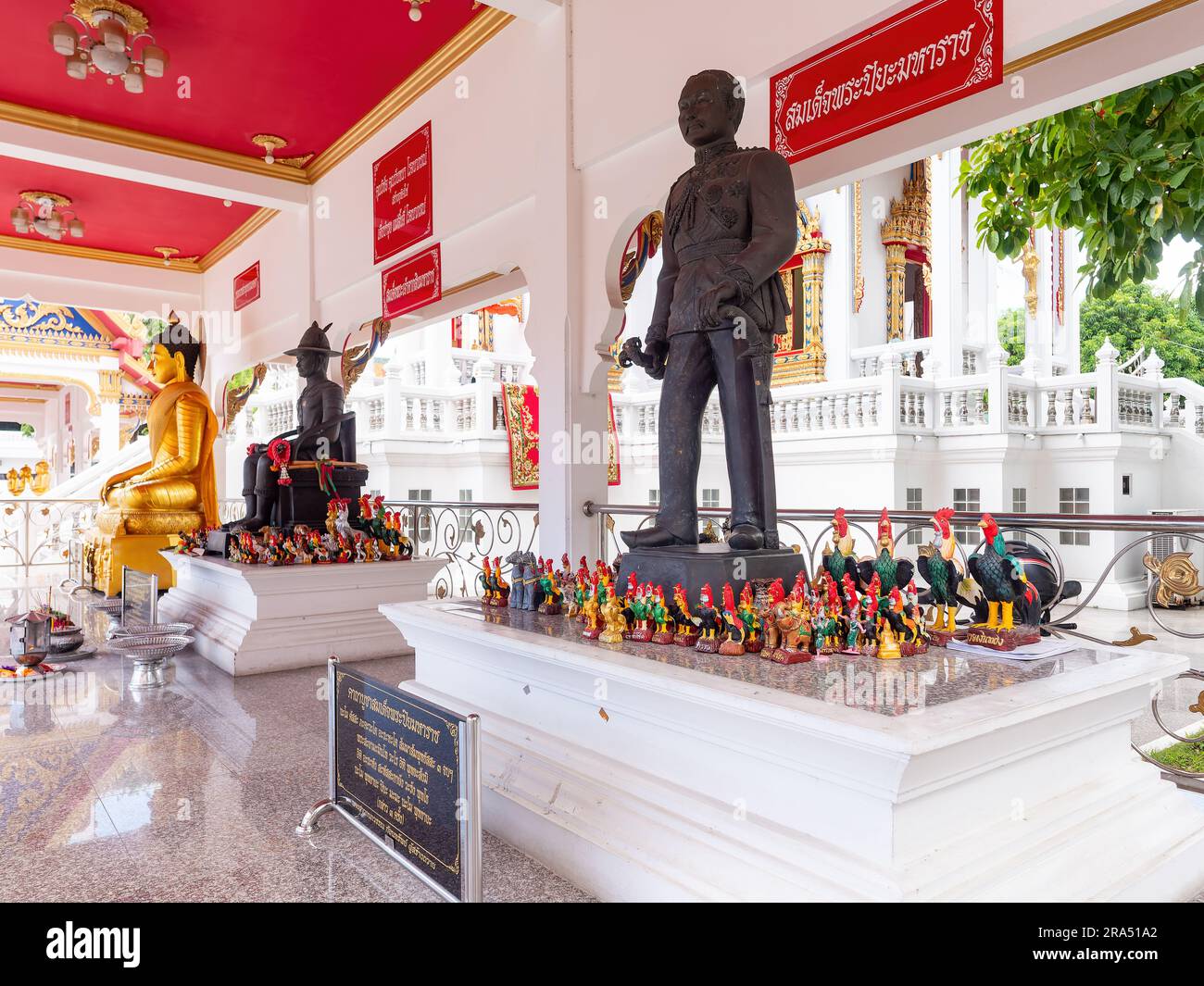 Statua del re Chulalongkorn, Rama 5, circondata da galli a Wat Chai Mongkhon, il grande tempio buddista a Pattaya Sud, la città turistica di Chon Foto Stock