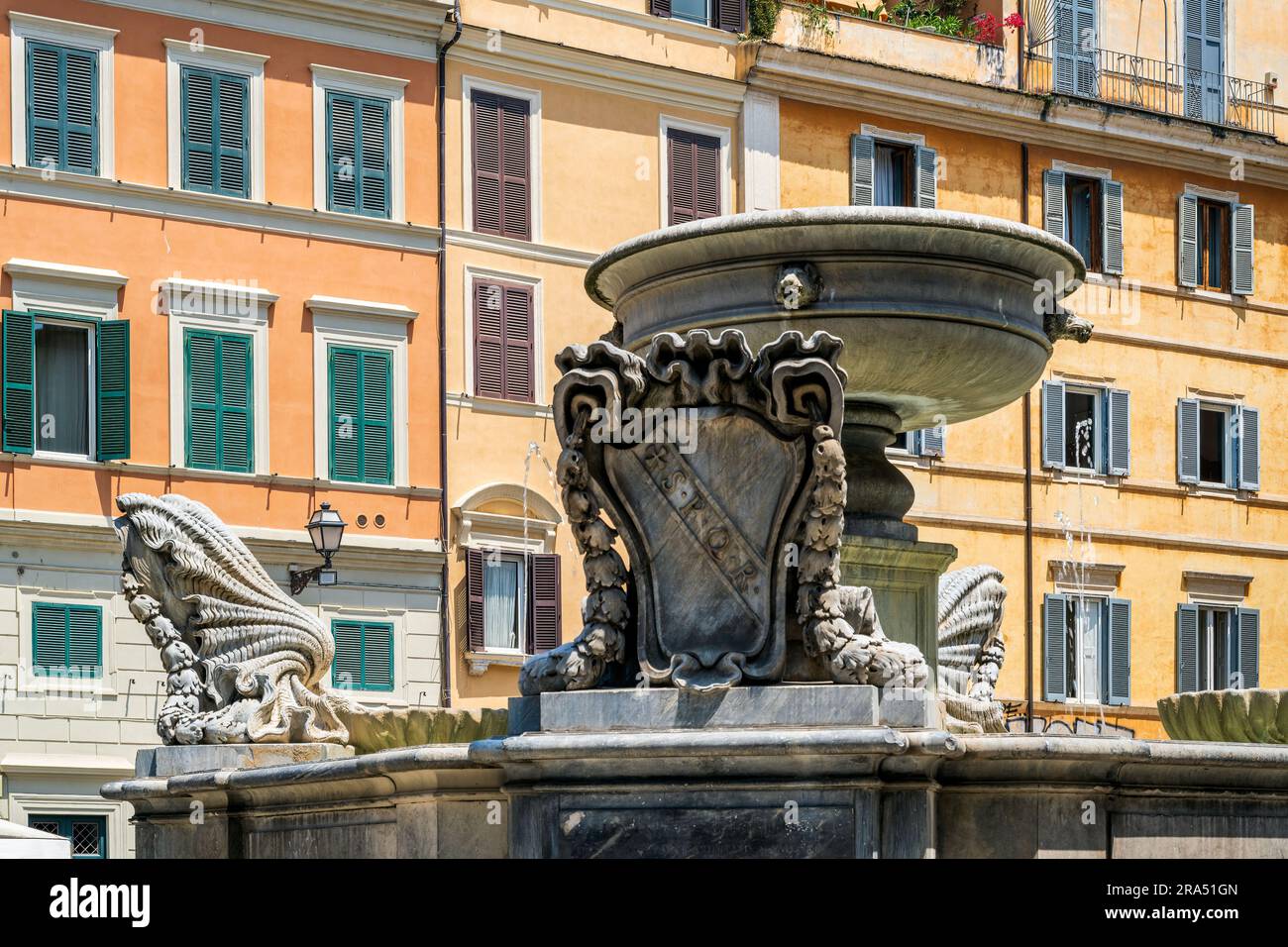 Fontana, Piazza di Santa Maria in Trastevere, Roma, Lazio, Italia Foto Stock