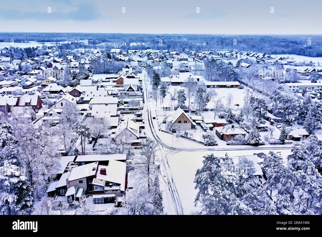 Un villaggio innevato vicino a Wesendorf vicino a Gifhorn, nel nord della Germania, dopo le nevicate Foto Stock