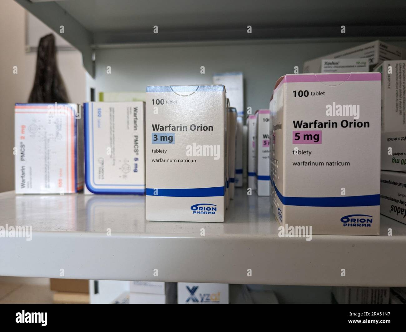 Farmacia negozio-pacchetto di compresse di warfarin, usato per fluidificare il sangue nei pazienti che sono a rischio di coaguli di sangue che possono causare ictus e malattie cardiache. Foto Stock
