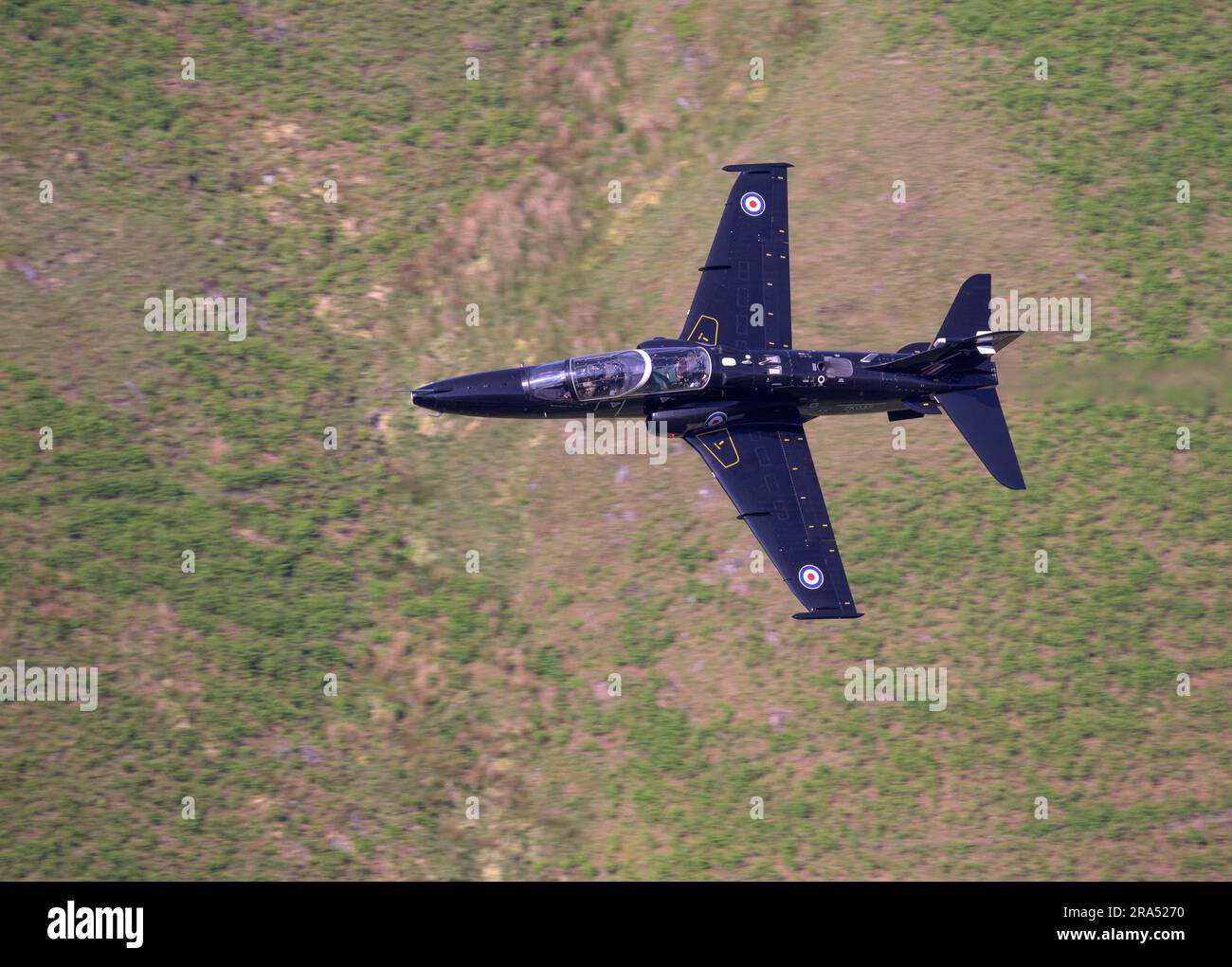 Velivolo Hawk T2 che vola a basso livello a 250 ft nell'area Mach Loop di LFA7 in Galles Foto Stock