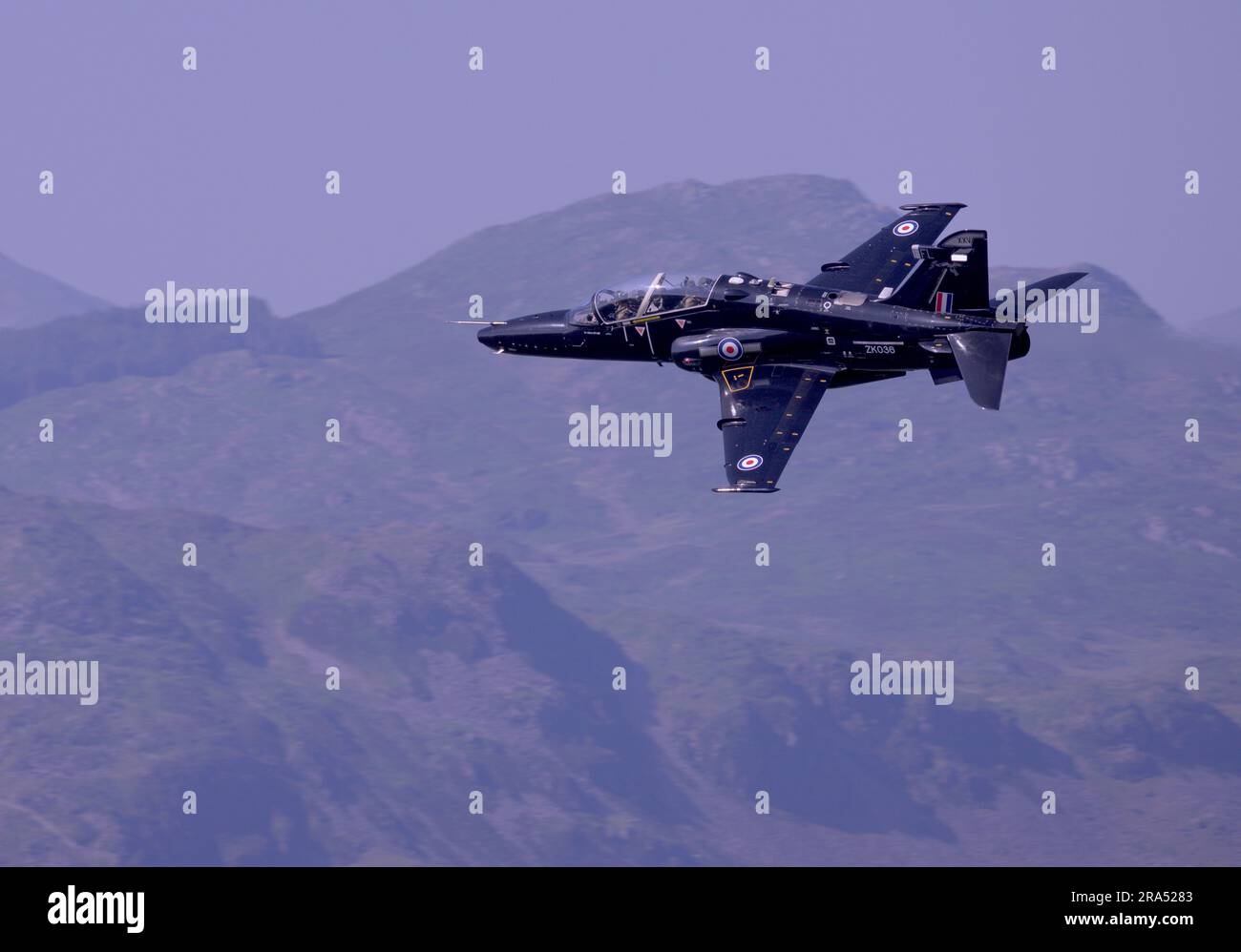 Velivolo Hawk T2 che vola a basso livello a 250 ft nell'area Mach Loop di LFA7 in Galles Foto Stock