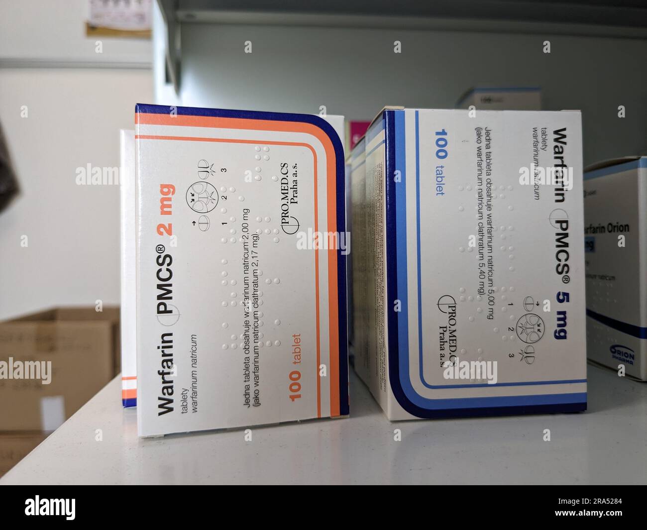 Farmacia negozio-pacchetto di compresse di warfarin, usato per fluidificare il sangue nei pazienti che sono a rischio di coaguli di sangue che possono causare ictus e malattie cardiache. Foto Stock