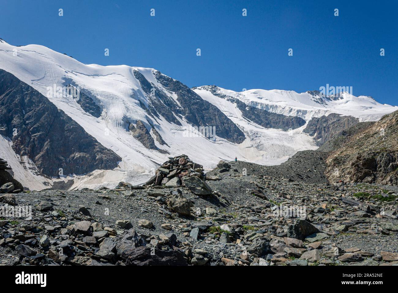 Cime innevate delle alte montagne dell'Altai Foto Stock