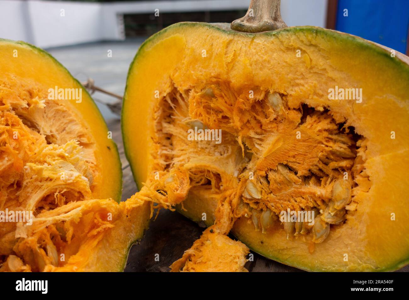 Ripresa ravvicinata della zucca con ceppo di vite in due metà con polpa interna esposta. India Foto Stock