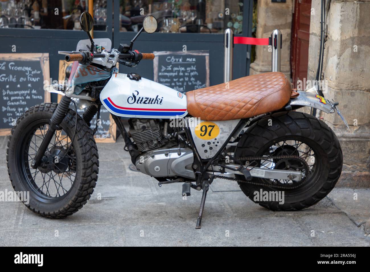 Bordeaux , Francia - 06 27 2023 : Suzuki Van Van Custom trail 125 moto  d'epoca retrò moto 125cc parcheggiata in strada Foto stock - Alamy