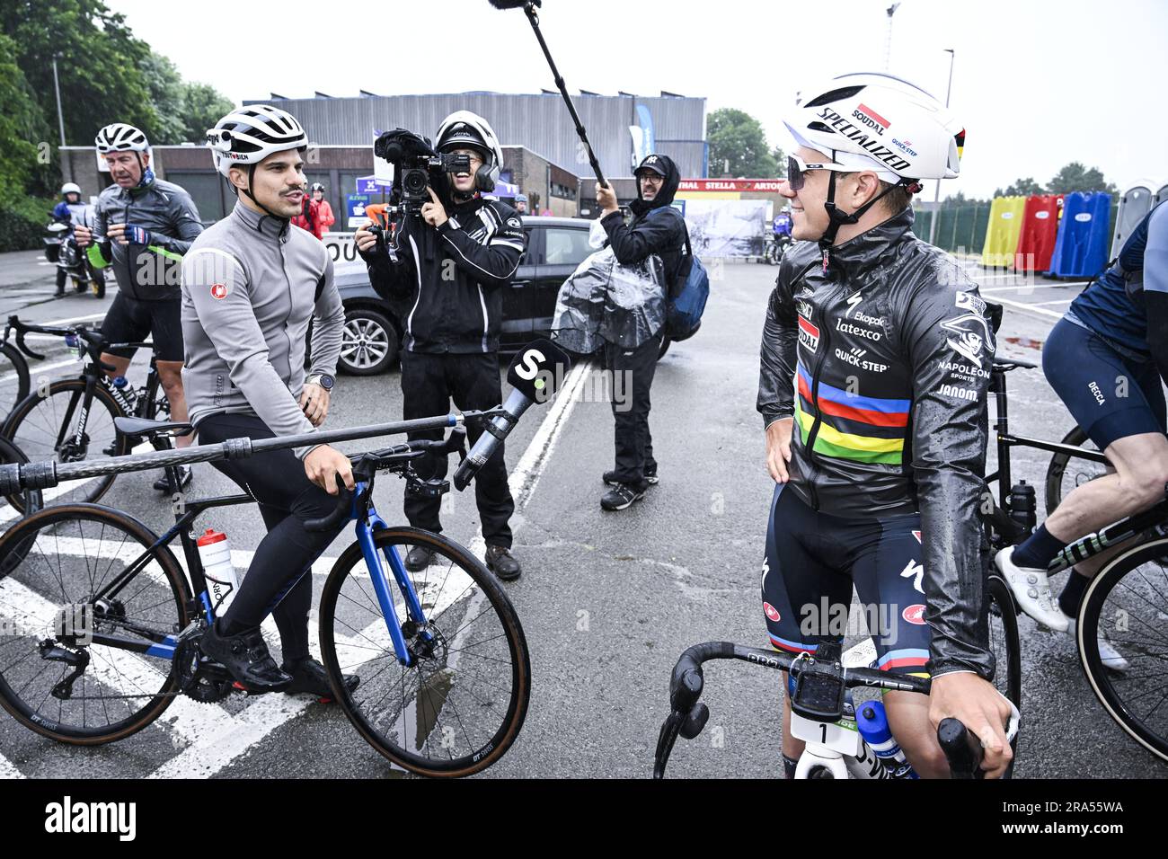 Schepdaal, Belgio. 1 luglio 2023. Average Rob e il belga Remco Evenepoel di Soudal Quick-Step nella foto prima della prima edizione della R.EV Ride, Schepdaal, Dilbeek sabato 01 luglio 2023. Il corso di questo tour segue i percorsi di allenamento preferiti di Evenepoel attraverso il Pajottenland, le Ardenne fiamminghe e il Pays des Collines. BELGA PHOTO TOM GOYVAERTS Credit: Belga News Agency/Alamy Live News Foto Stock