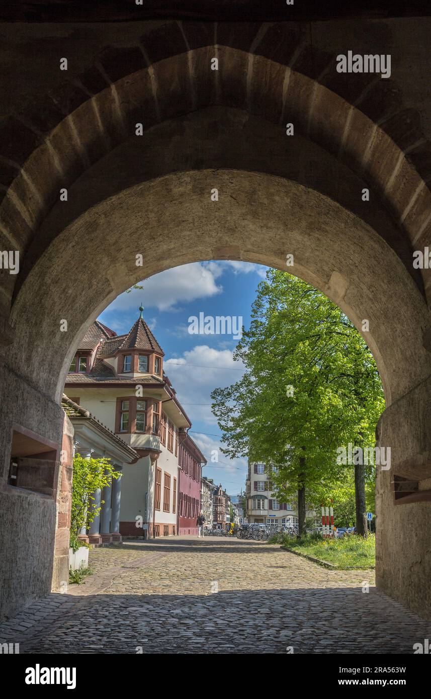 Basilea, Svizzera - 3 maggio 2021: L'antica porta di San Giovanni (Sankt-Johanns-Tor). È una delle più belle porte antiche di Basilea. Foto Stock