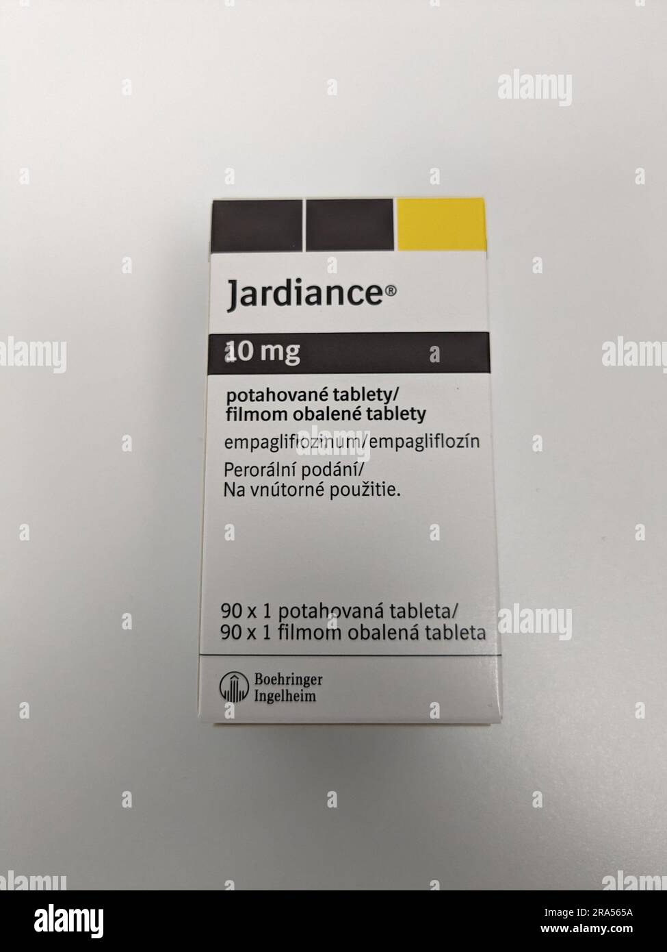Farmacista che detiene Jardiance Box medicine per diabete mellito (DM) o iperglicemia in farmacia farmacia farmacia.boehringer ingelheim Empagliflozin an A. Foto Stock