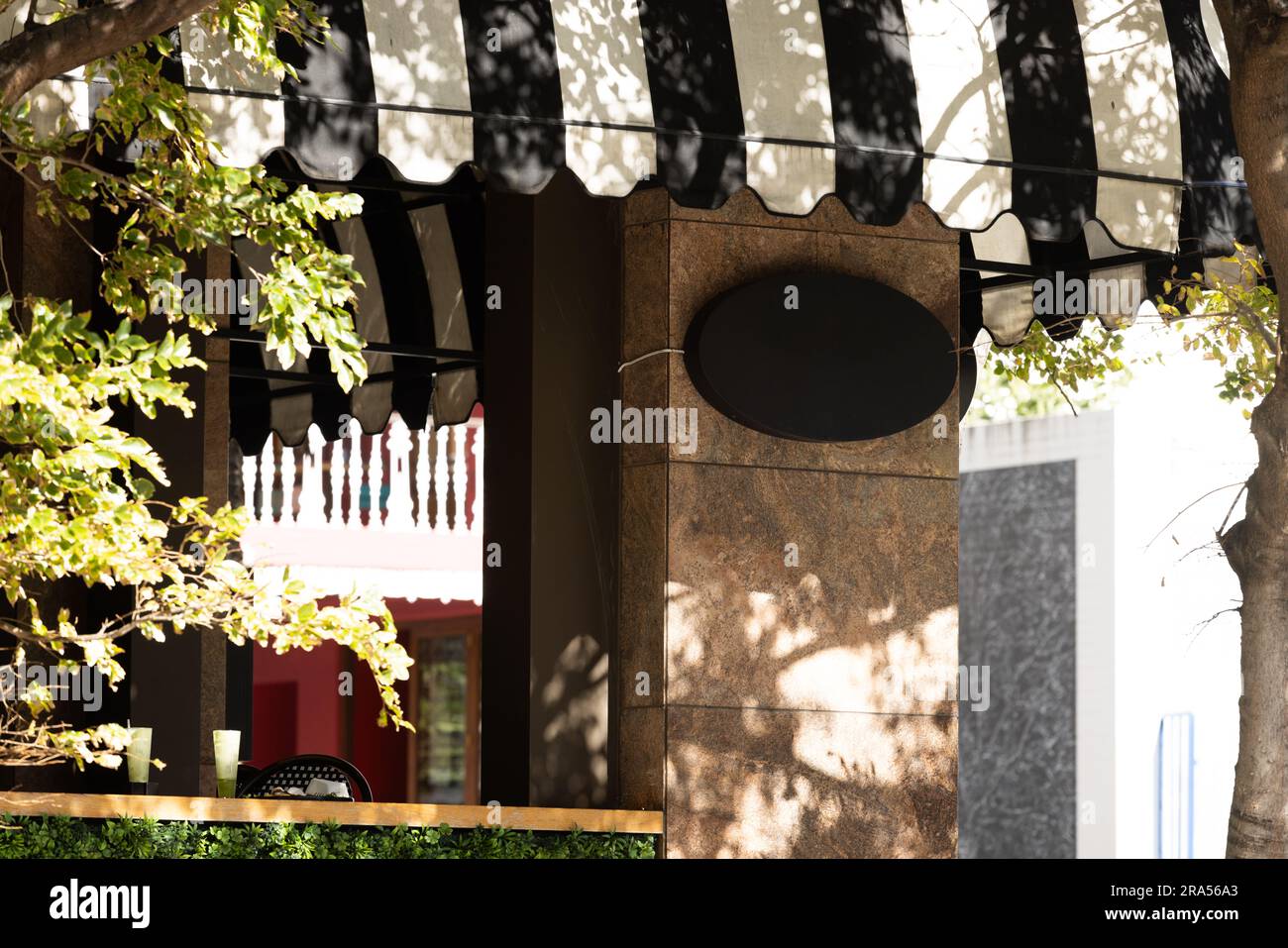 Segno ovale vuoto fissato alla parete dell'edificio con spazio per la copia Foto Stock
