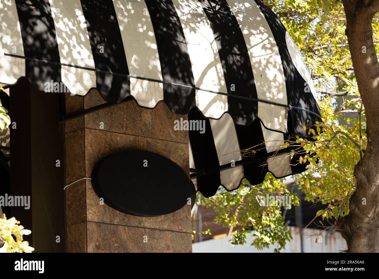 Segno ovale vuoto fissato alla parete dell'edificio con spazio per la copia Foto Stock