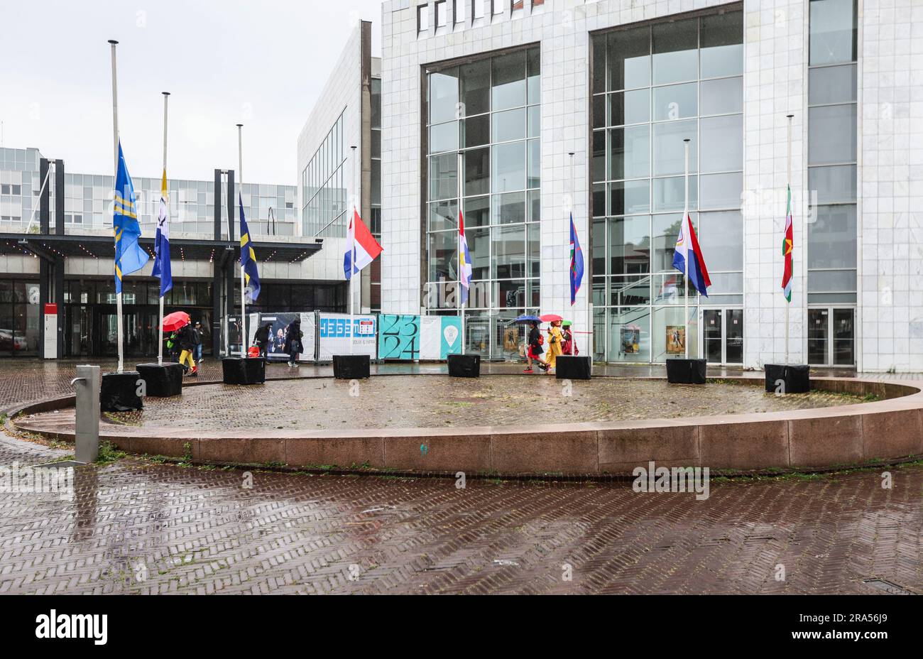 AMSTERDAM - durante Keti Koti, le bandiere dei Paesi Bassi, Suriname, Curacao, Aruba, Bonaire, Sint Maarten, Sint Eustatius e Saba sono appesi a mezz'asta sul piazzale del municipio di Amsterdam. Quest'anno ricorre il 150° anniversario della fine della schiavitù sotto il dominio olandese. ANP EVA PLEVIER netherlands Out - belgio Out credito: ANP/Alamy Live News Foto Stock