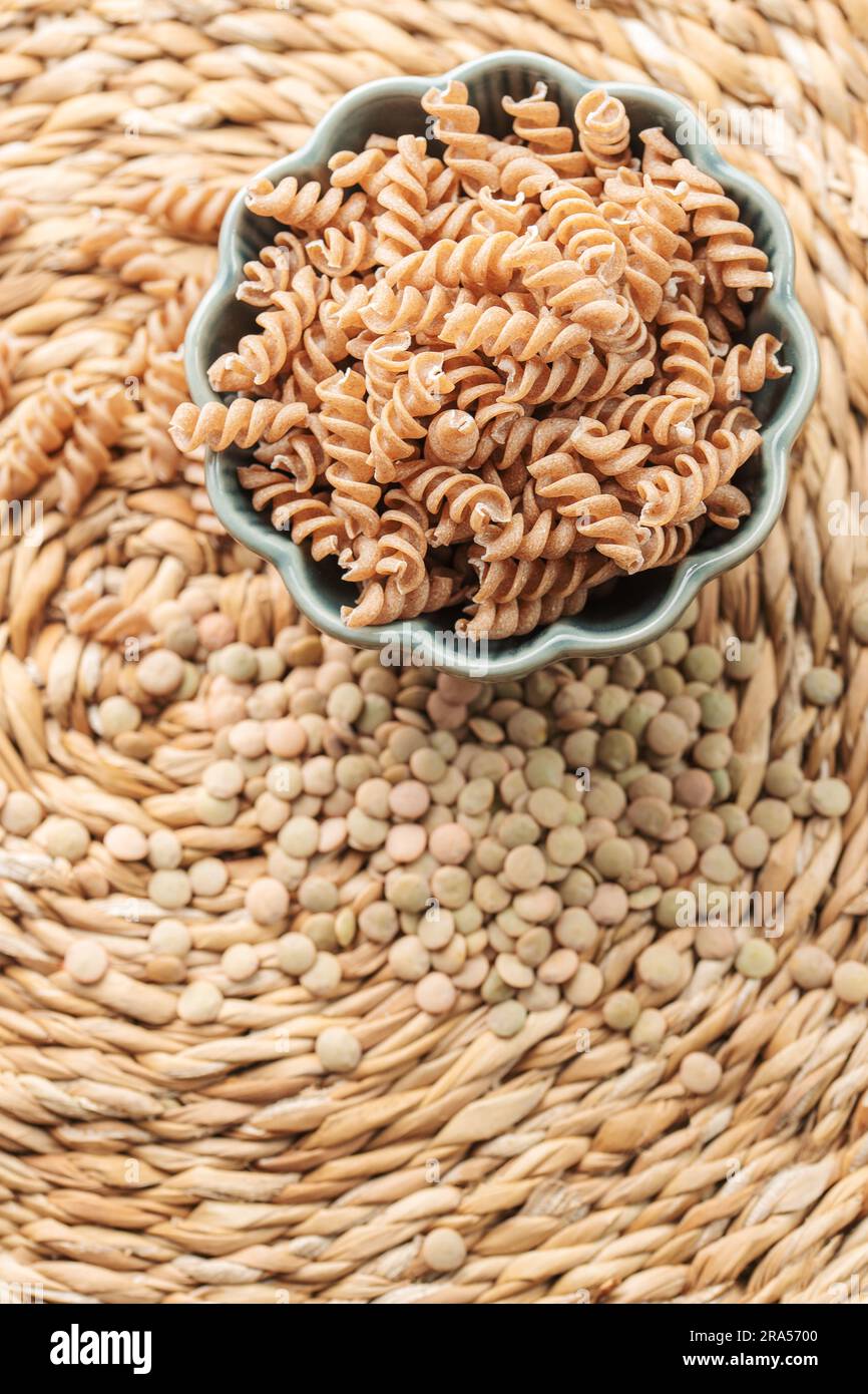 Lenticchie verdi fusilli pasta. Una ciotola di pasta cruda e lenticchie verdi. Pasta senza glutine. Foto Stock