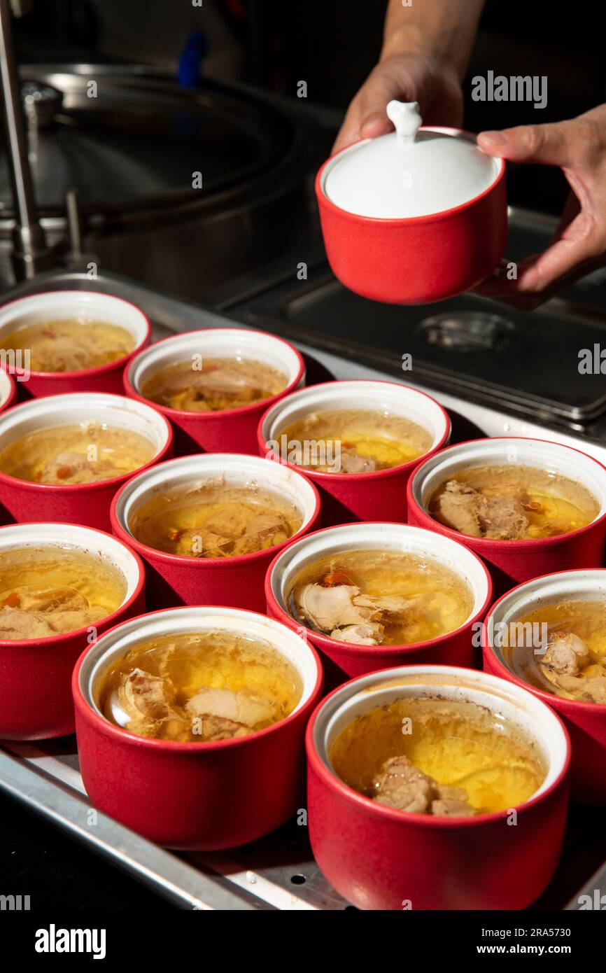 Zuppa di pollo hakka, cucina cinese cantonese alla doppia bollitura Foto Stock