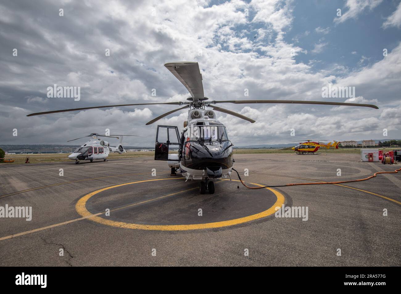 Marignane, Francia. 30 giugno 2023. L'elicottero Airbus H225, che funziona con motori alimentati con carburante per aviazione sostenibile al 100%, più comunemente noto come SAF, è visto sulla base elicotteri Securité civile specializzata in operazioni di incendi boschivi presso il complesso aeronautico dell'aeroporto di Marsiglia Provence a Marignane, in Francia, il 30 giugno 2023. Foto di Laurent Coust/ABACAPRESS.COM Credit: Abaca Press/Alamy Live News Foto Stock