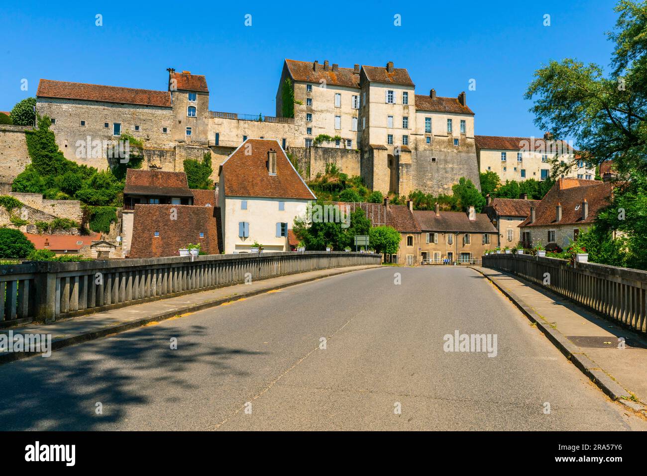 Pesmes, vicino al fiume Ognon. Pesmes è un comune della Francia orientale facente parte del dipartimento dell'alta Saône nella regione della Bourgogne-Franche-Comté. Foto Stock