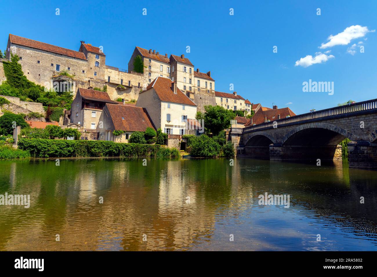 Pesmes, vicino al fiume Ognon. Pesmes è un comune della Francia orientale facente parte del dipartimento dell'alta Saône nella regione della Bourgogne-Franche-Comté. Foto Stock