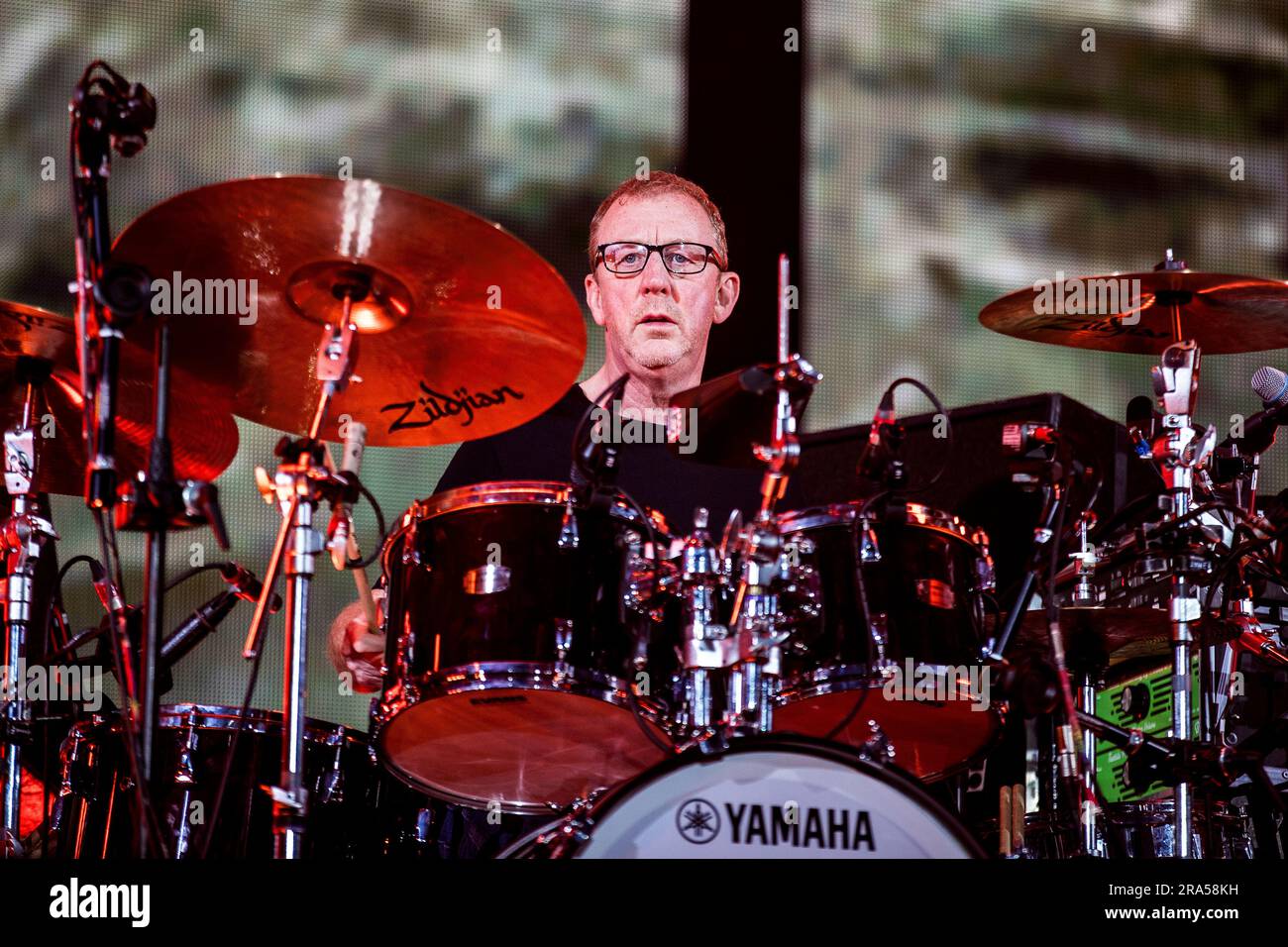 Roskilde, Danimarca. 30 giugno 2023. La band inglese Britpop e indie rock Blur esegue un concerto dal vivo durante il festival di musica danese Roskilde Festival 2023 a Roskilde. Qui il batterista Dave Rowntree è visto dal vivo sul palco. (Foto: Gonzales Photo/Alamy Live News Foto Stock