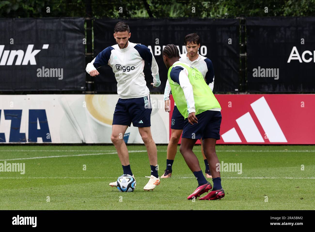 AMSTERDAM - (lr) Branco van den Boomen dell'Ajax, Kik Pierie dell'Ajax durante una sessione di allenamento dell'Ajax Amsterdam allo Sportcomplex De Toekomst il 1° luglio 2023 ad Amsterdam, Paesi Bassi. AJAX si sta preparando per la nuova stagione calcistica 2023/2024. ANP VINCENT JANNINK netherlands Out - belgium Out credito: ANP/Alamy Live News Foto Stock