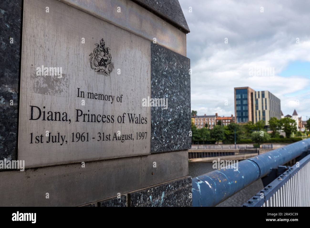 Targa sul ponte della Principessa di Galles a Stockton su Tees, Inghilterra, Regno Unito in memoria della Principessa Diana Foto Stock