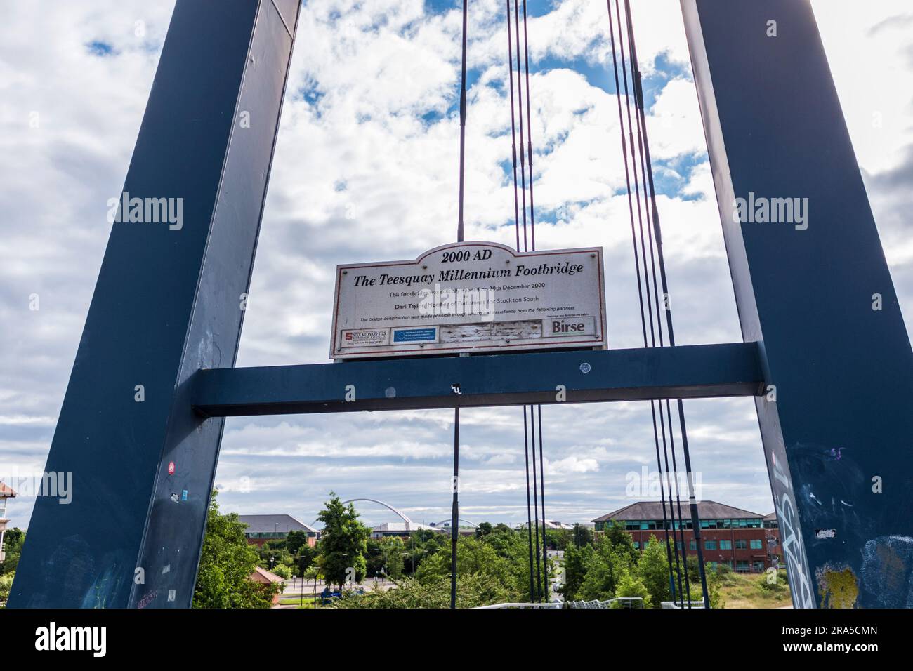 Primo piano della segnaletica sul ponte pedonale Teesquay Millenium a Stockton on Tees, Inghilterra, Regno Unito Foto Stock
