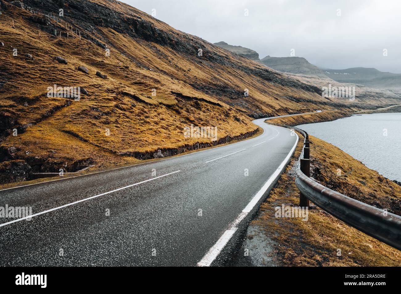 Strada asfaltata per le isole Faroe Foto Stock