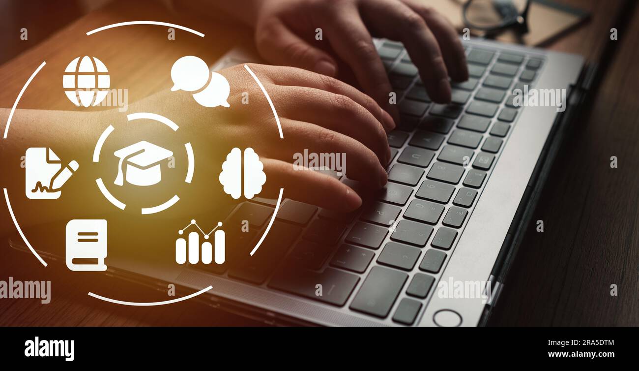 Foto banner di una donna che prende lezioni online. Server didattico a distanza. Interfaccia VR con spazio di copia. E-learning, webinar, corsi, seminario. Foto Stock