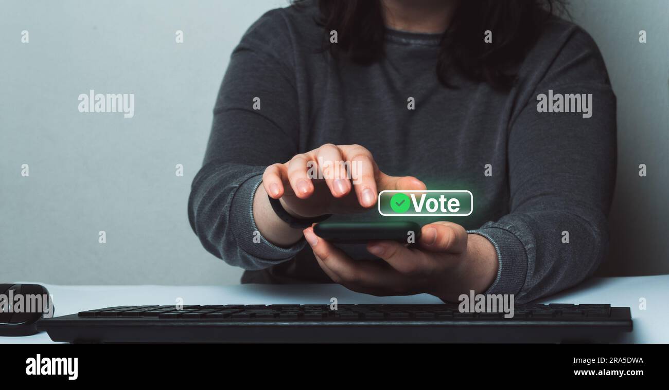 Donna usa lo smartphone per votare online. Concetto politico. Voto elettronico su Internet. Feedback dei clienti. Foto Stock
