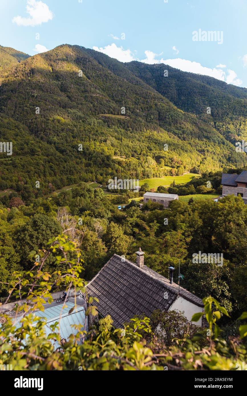 La valle del Parco Nazionale di Ordesa e l'ambiente naturale al tramonto. Il Parco Nazionale di Ordesa y Monte Perdido si trova nel cuore dei Pirenei ed è un'area protetta Foto Stock