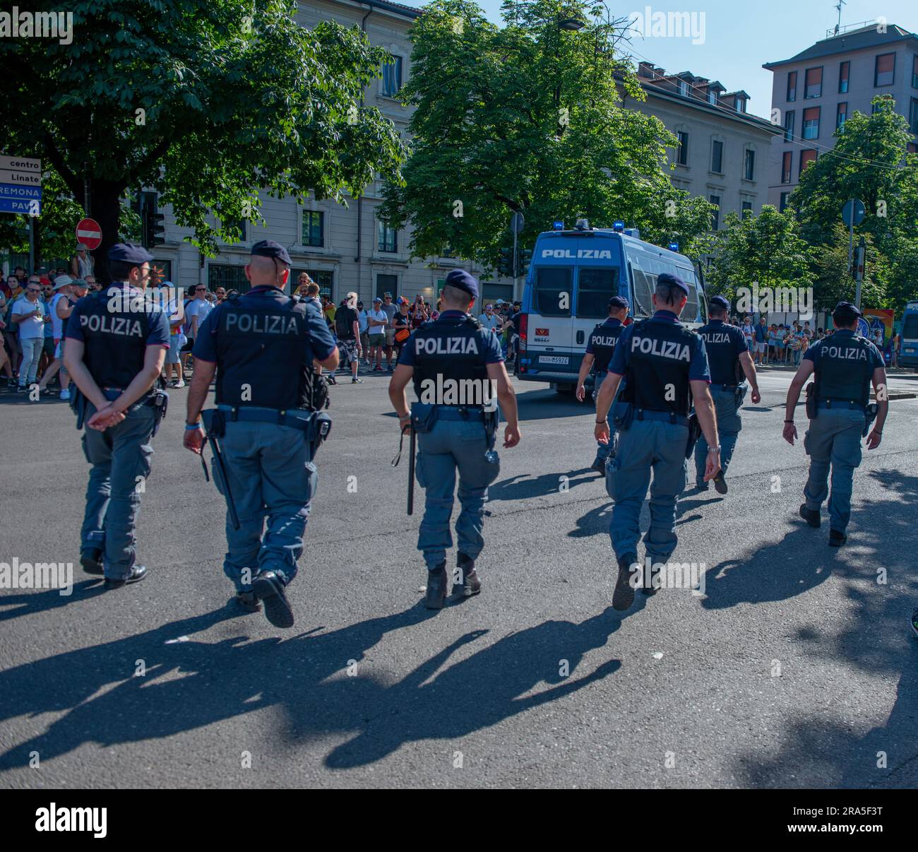 Milano 24 giugno 2023: I poliziotti pattugliano le strade del centro di Milano Foto Stock