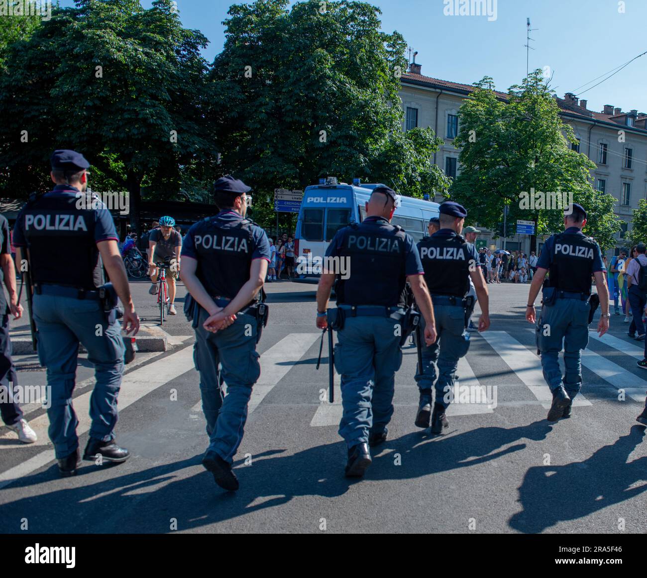 Milano 24 giugno 2023: I poliziotti pattugliano le strade del centro di Milano Foto Stock